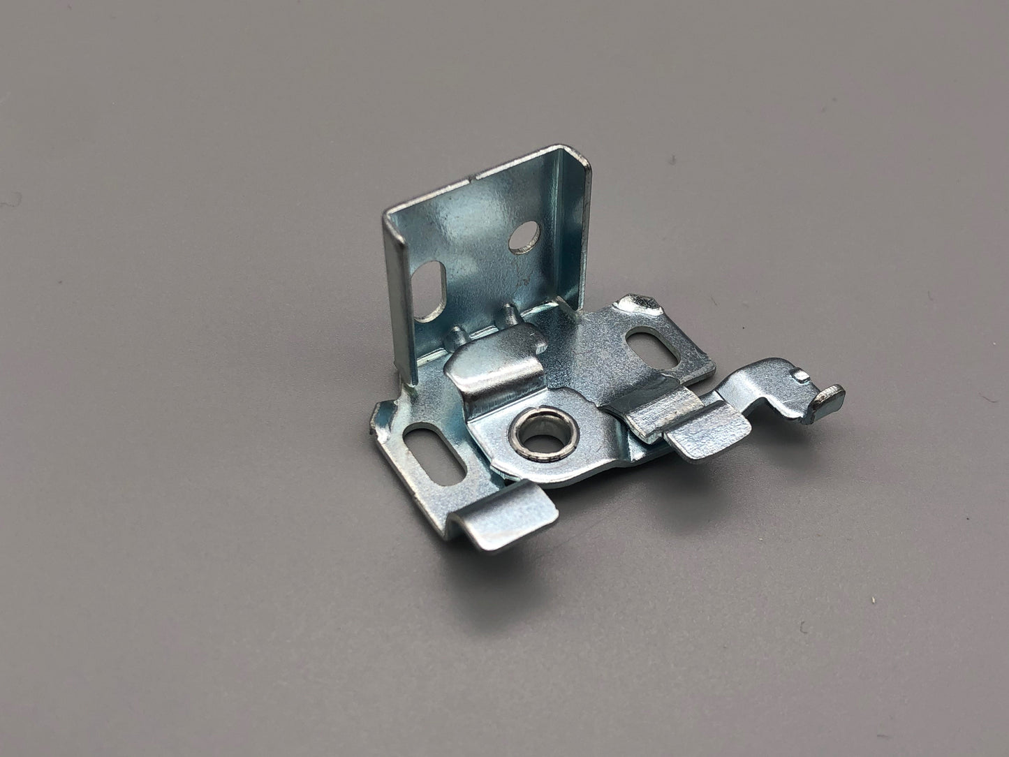 علاقة معدنية سقف او حائط